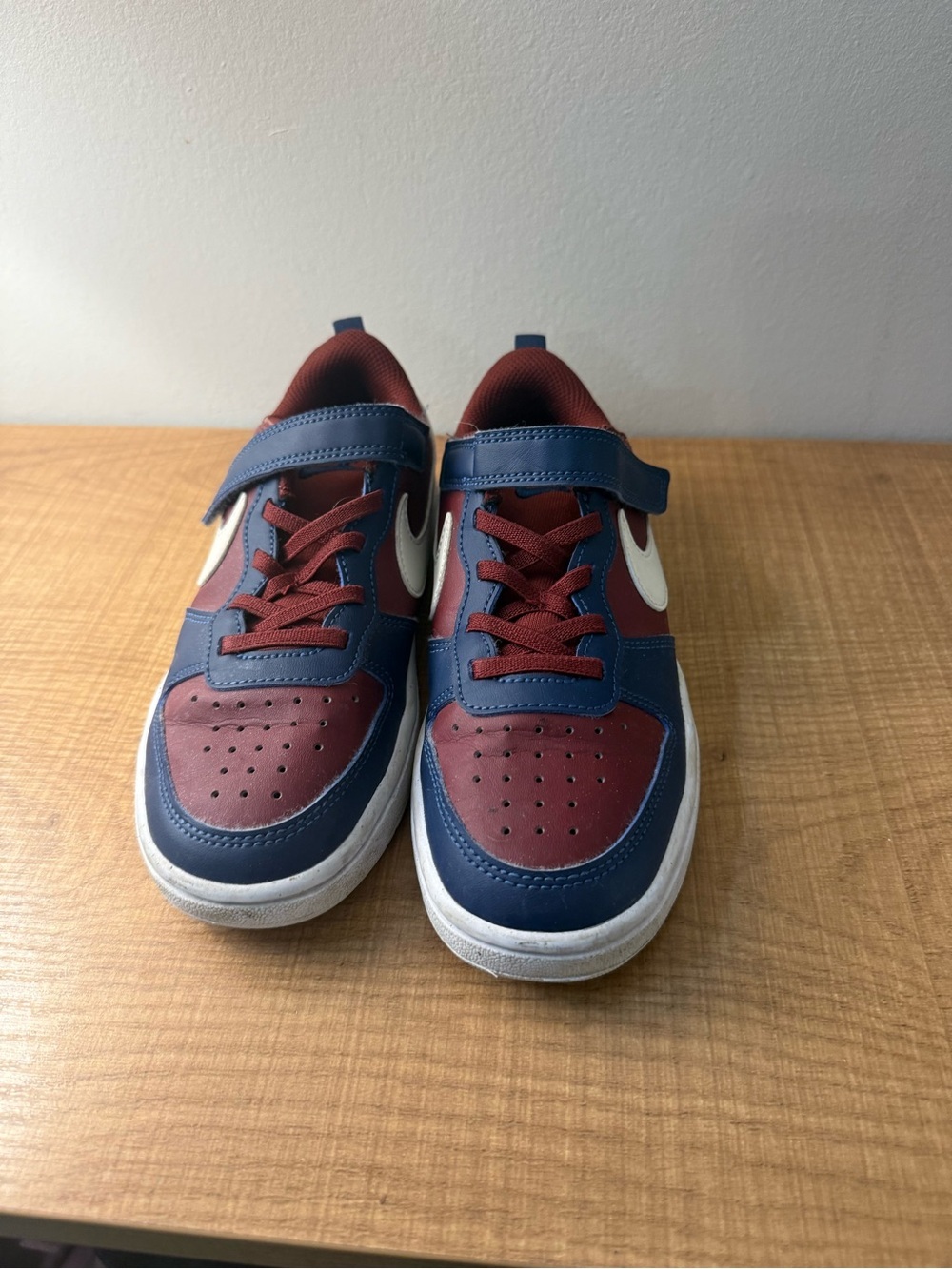 Nike Kids Low-Top Athletic Sneakers in Navy and Burgundy with White Swoosh - Picture 2 of 3